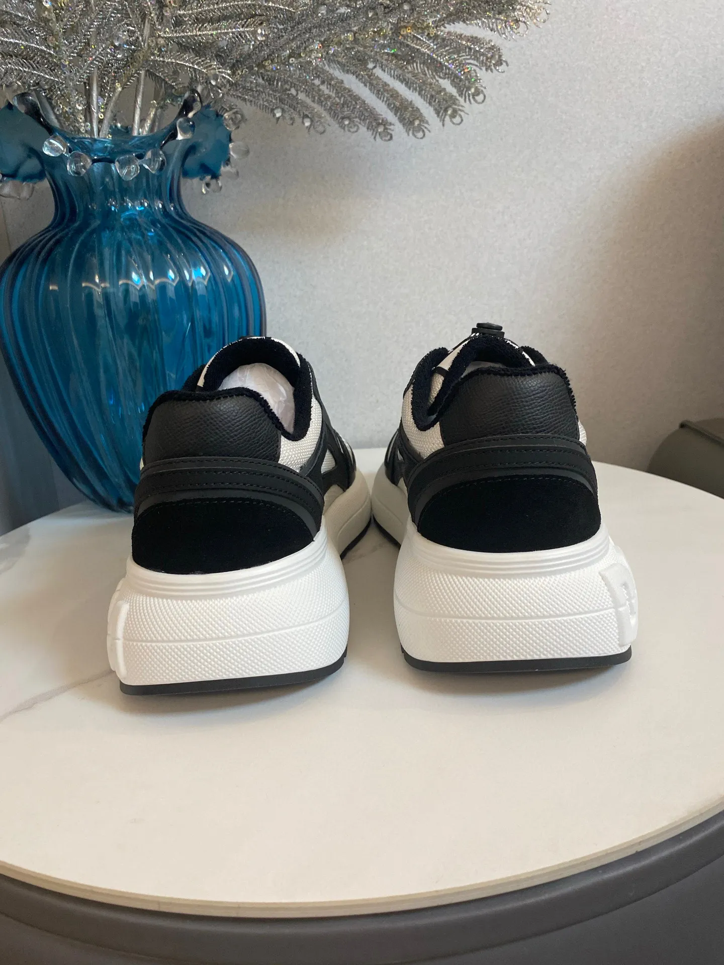 Men's men's shoes💰580 Dolce&Gabbana Dolce & Gabbana's latest popular D&G couple's dad shoes Airmaster series casual sports shoes original purchase development and production Airmaster shoes draw inspiration from Daymaster's iconic shape, while lightening the middle part of the sole to present a more sporty appearance. Nylon upper with contrasting suede and calfskin details. The tongue, heel and back sole are embellished with the DG logo, and the micro-injection logo rubber label is the icing on the cake. Exquisitely packaged at the delivery counter🛍📦 ▪️ Fabric: Original imported first-layer cowhide ▪️ Lining: Customized breathable towel lining ▪️ Sole: Original molded PU+TPU material ▪️ Bottom thickness: 5CM ▪️ Size: Women's 35-40/Men's 39-44 (45 46 customized)